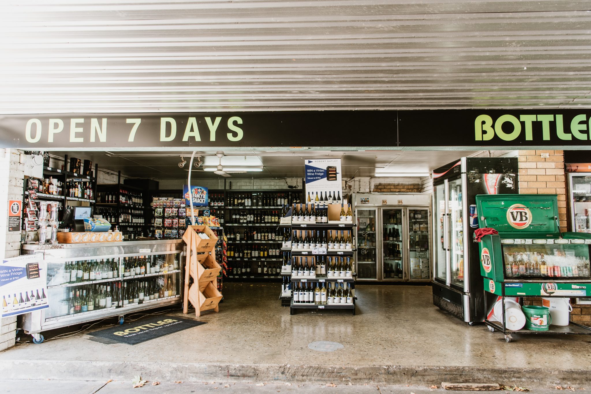 BOTTLE SHOP Brady's Railway Hotel